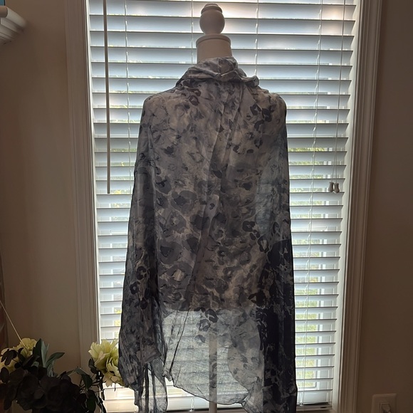 Lola Rose blue wrap scarf with hearts and inkblot pattern - Picture 5 of 11